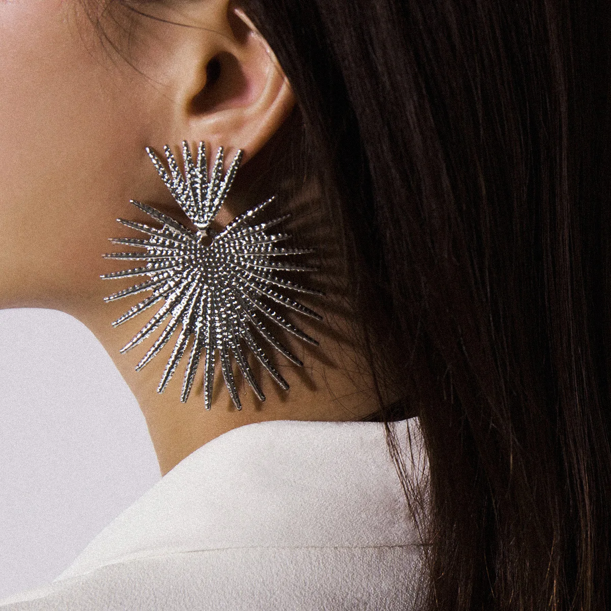 

ICNWAY Retro temperament heart-shaped earrings female personality simple fan-shaped exaggerated tassel geometric earrings