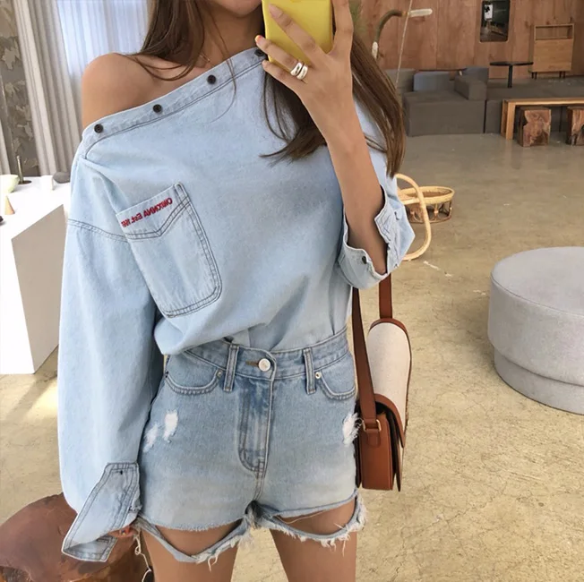 

One-neck embroidery single-pocket character tailored pullover denim shirt
