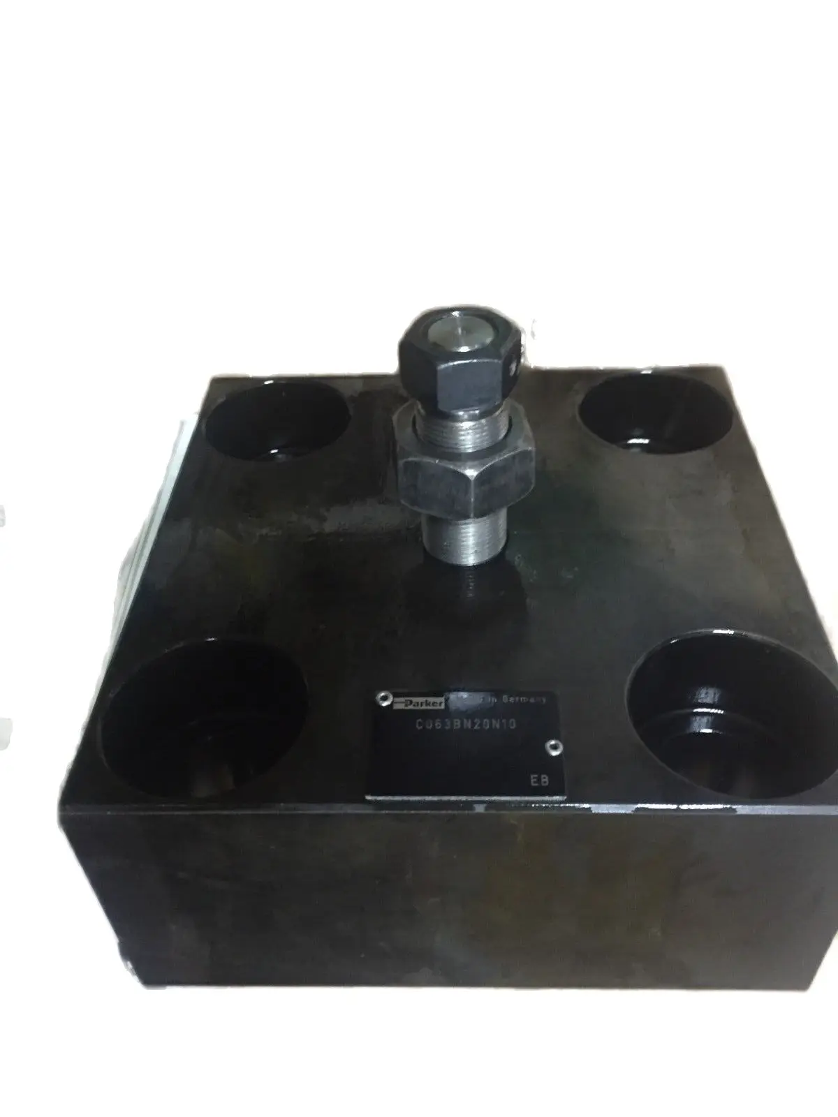 

C063BN20N10 NEW PARKER VALVE