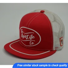 Бейсболка с вышитыми плоскими полями Бейсболка в сеточку небольшого количества по индивидуальному дизайну