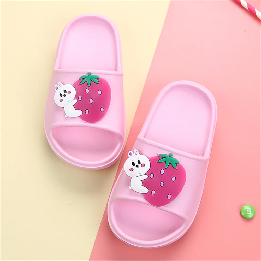 Pink Тапочки с кроликами клубники; Вьетнамки для девочек; EVA; детская обувь для плавания; летние тапочки для девочек-подростков - Цвет: Pink
