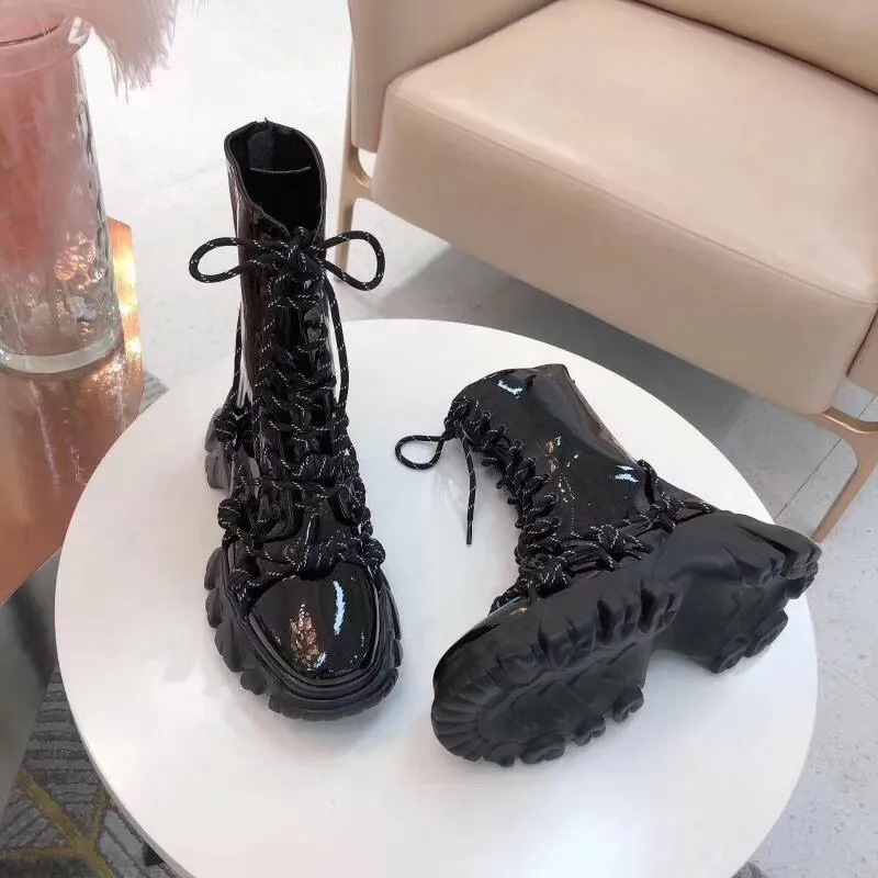 Блестящие черные кожаные полусапожки в стиле панк; ботильоны на шнуровке с перекрестными ремешками; зимняя уличная модная женская обувь в западном стиле