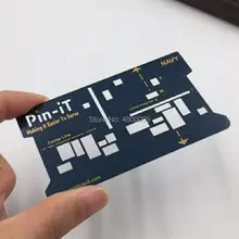 Поверхность металлической карты напечатана синим цветом и прямоугольным отверстием, вырезанным в соответствии с точным размером