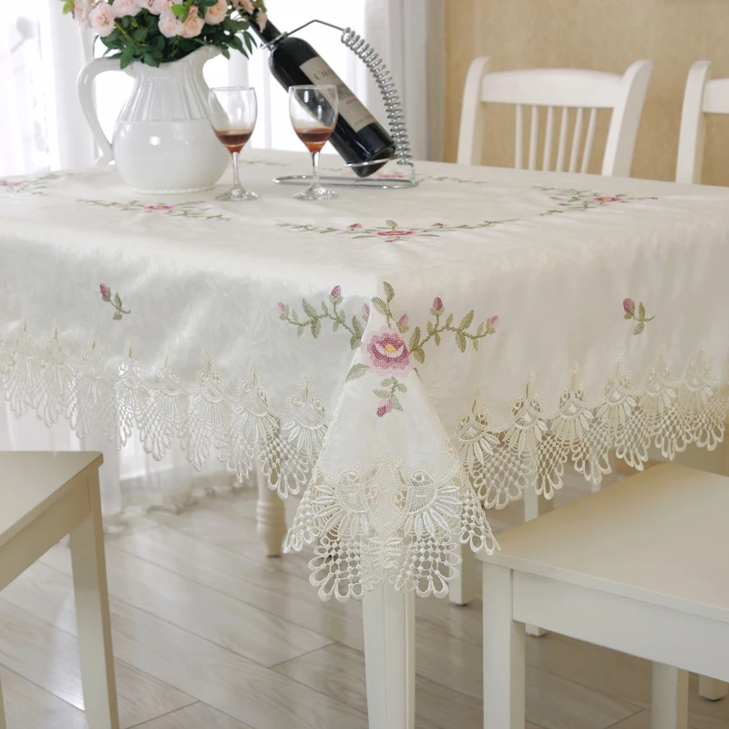 Élégante nappe en blanc crème avec broderies