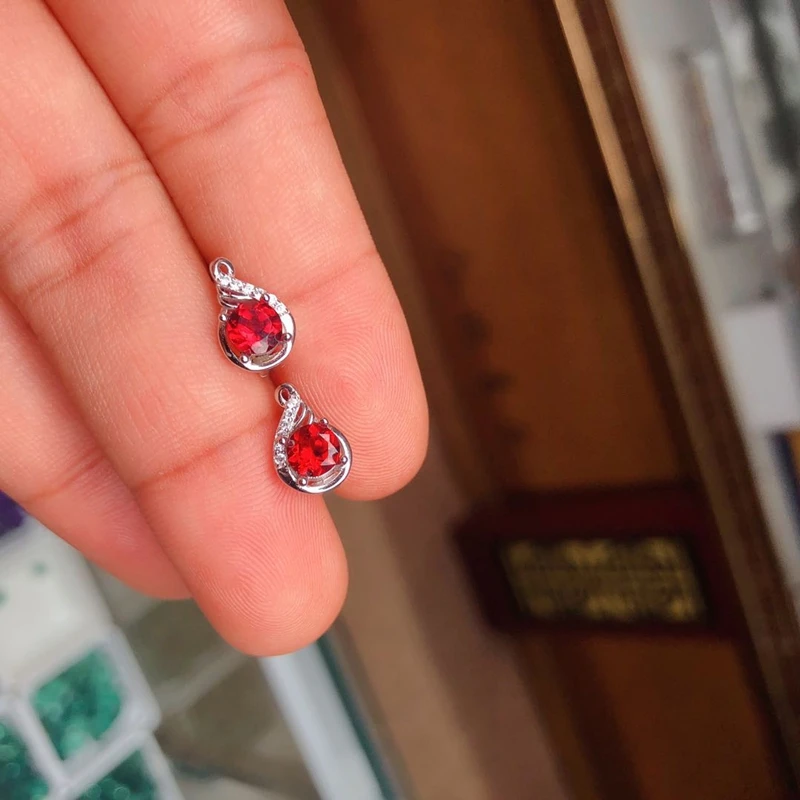Новые серьги гвоздики с красным гранатом привлекательные женские персонажем из