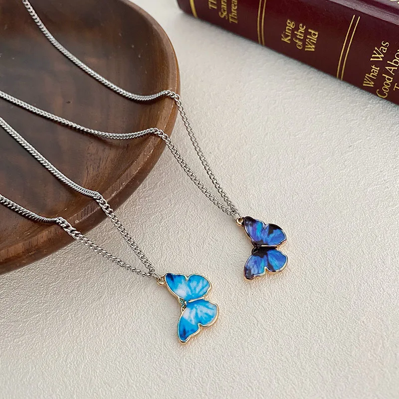Collar de Metal de mariposa azul y púrpura para mujer, colgante Simple salvaje, cadena colgante para clavícula, joyería
