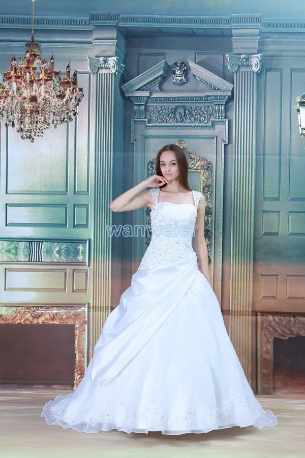 

Свадебное платье с длинным шлейфом и ремешком на заказ