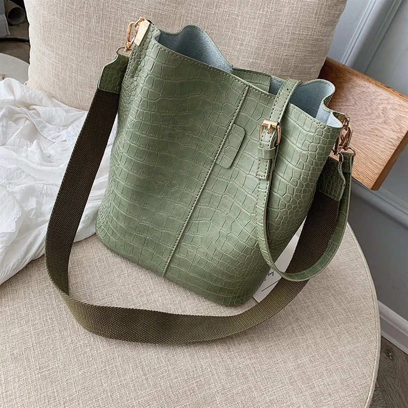 

Big bag female 2019 new wide shoulder strap large capacity travel stone pattern shoulder Messenger bag simple wild fashion bucke