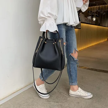

DAUNAVIA Chain shoulder bag Famous designer rivet diagonal package Women's luxury shoulder diagonal package bags for women 2019
