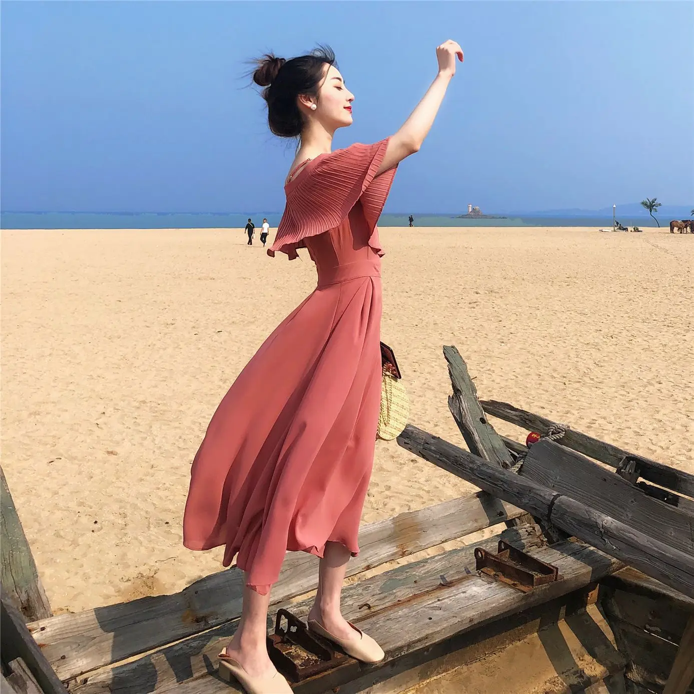 

Sense of Design Charade Mid-length France Non-mainstream Very Fairy of Camisole Horizontal Neck Dress Women's Fashion 2019 Summe