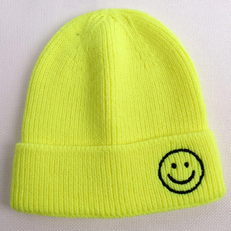 Бренд шапки с рожицей. Рожица в шапке. Смайлик в шапочке. Неоновая шапка для ребенка. Эмодзи шапочка.