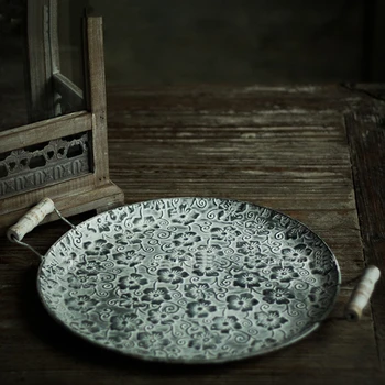 

Handcrafted Round Flat Metal Plate Retro Dessert Cake Bread Plate Decorative Antique Serving Tray With Wood Handles Restaurant