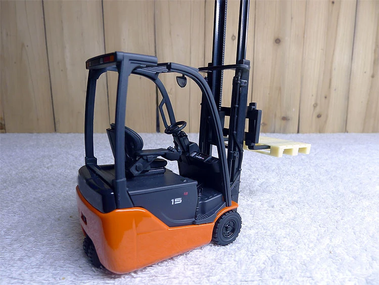 Специальное предложение fine 1:23 001541 MT 1840 Triwheel многоцелевой вилочный погрузчик сельскохозяйственный Транспорт модель Сборная модель из сплава