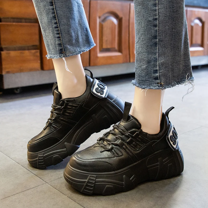 Новинка года; зимняя женская обувь для бега; черные кроссовки на платформе; Женская легкая спортивная обувь, увеличивающая рост