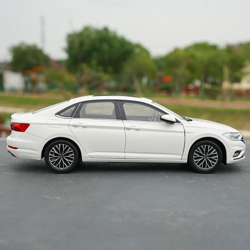 1:18 Volkswagen Sagitar Длинная колесная база модель автомобиля с маленьким подарком