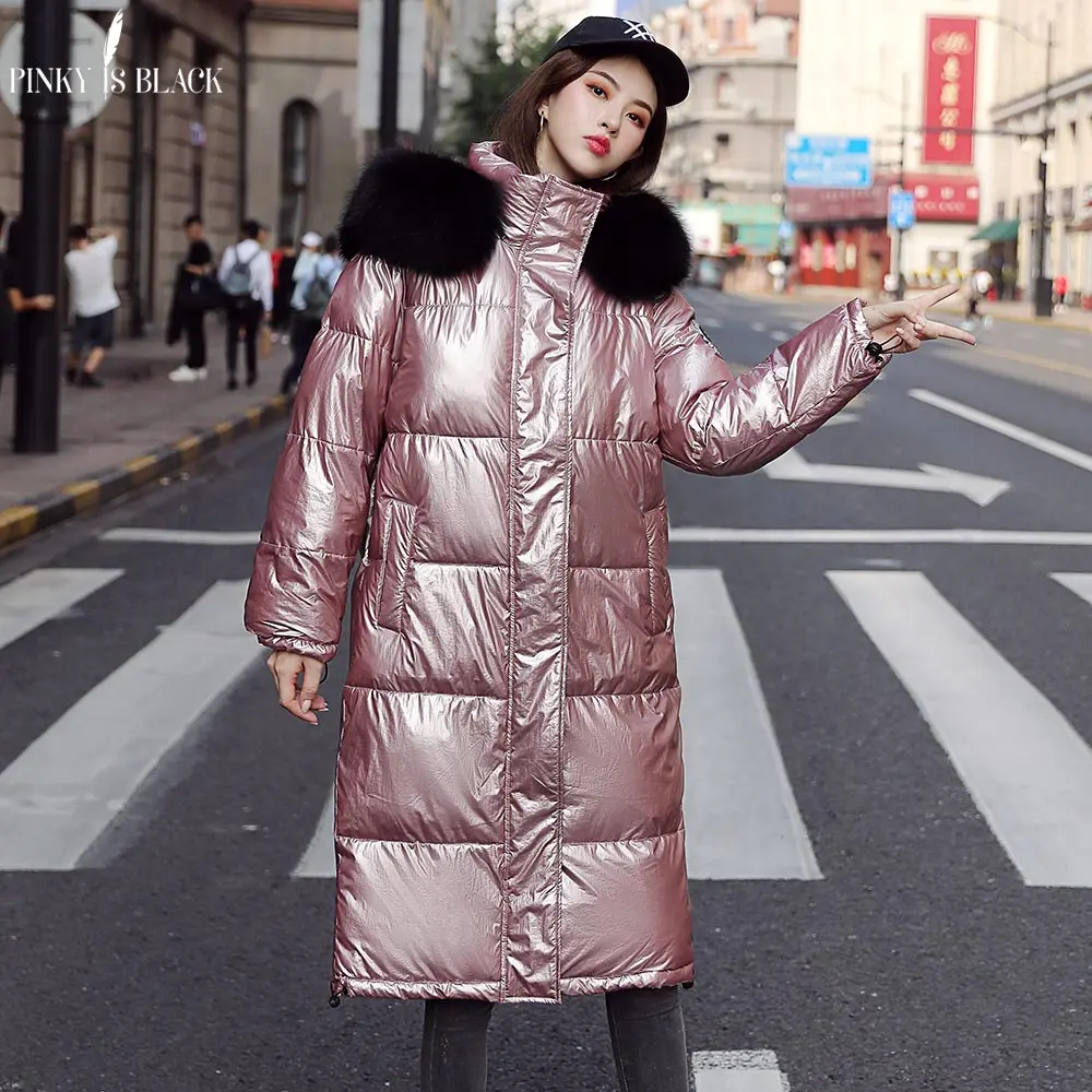 PinkyIsBlack/Высококачественная Новинка года; зимняя куртка для женщин; теплое длинное пальто с капюшоном и мехом; блестящая ткань; стильные женские парки
