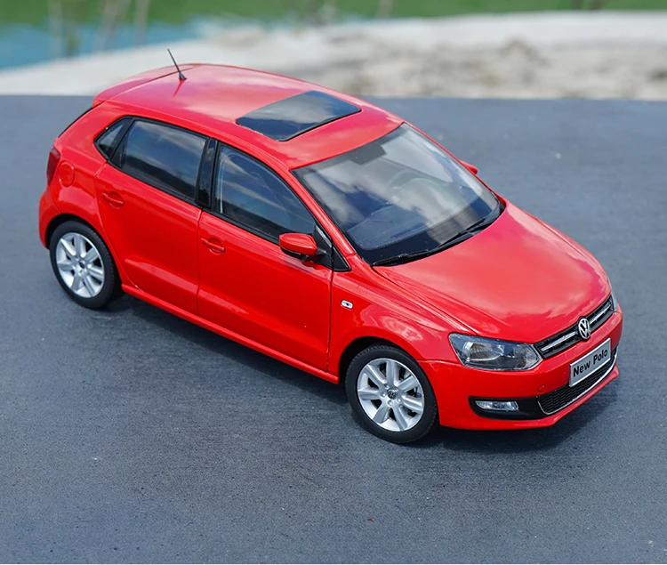 Оригинальный авторизованный подлинный Сплав 1:18 Volkswagen New Polo 2013 Желтая модель