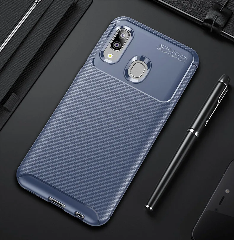 Чехол для Samsung Galaxy A20e из матового углеродного волокна противоударный мягкий