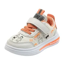 tênis branco de criança