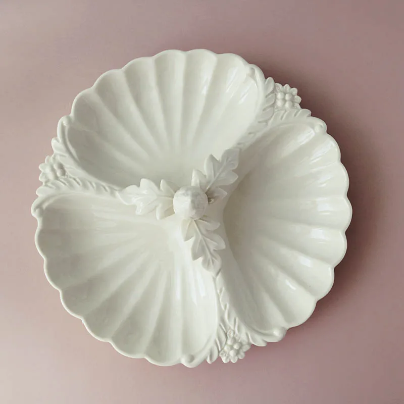 

Creamy Vintage Berry Flower Leaves Decorated Three-dimensional Petal Tray/Fruit Tray
