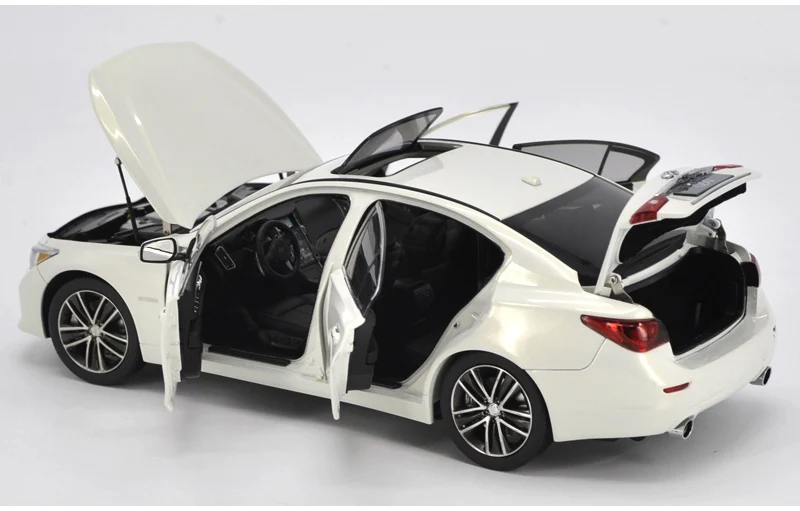 Авторизованный подлинный 1:18 Infiniti Q50S Классическая Игрушечная модель автомобиля на Рождество/подарок на день рождения, коллекция