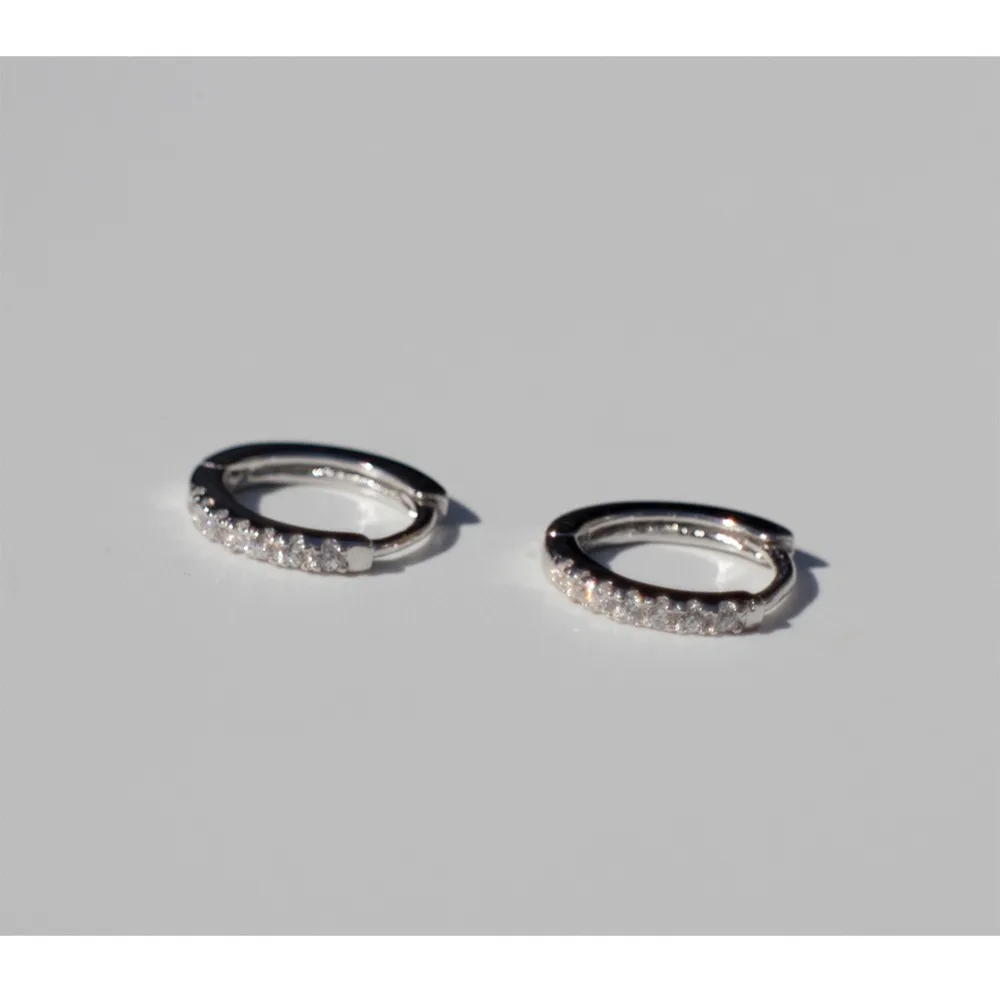 Серьги из стерлингового серебра 925 пробы, модные, белые, черные, зеленые, циркониевые, круглые, маленькие, для ушей, с пряжкой, дикие, милые, женские, девичьи, серьги jewe