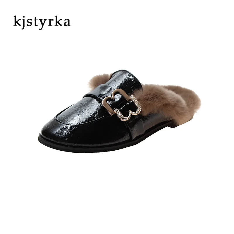 Kjstyrka/зимние женские тапочки с пряжкой и ремешком, украшенные блестками; женские удобные шлепанцы на плоской подошве с круглым носком и пушистым плюшем, украшенные стразами; pantoufle femme - Цвет: Черный