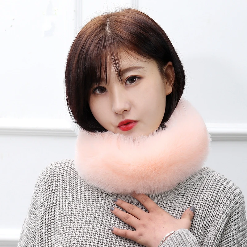 

woman faux fur collar scarf