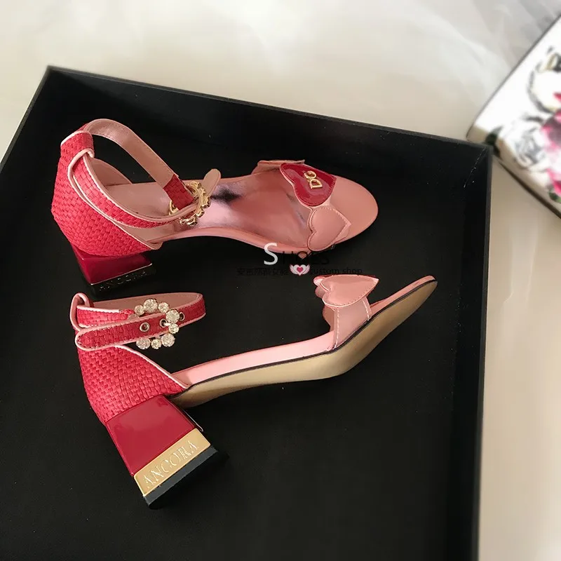 Новые высококачественные кожаные туфли на высоком каблуке, украшенные персиковыми сердечками; розовые кожаные босоножки на высоком каблуке с пряжкой