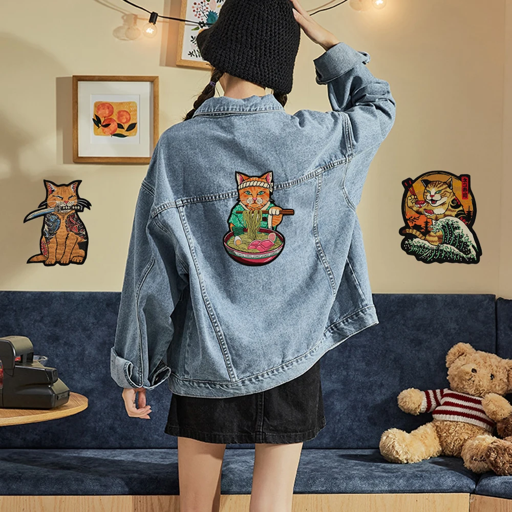 Parches artesanales japoneses bordados de gato samurái con fideos