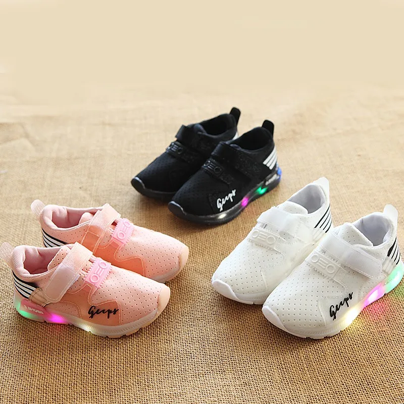 Светящиеся светодиодные кроссовки обувь 2019 для девочек и мальчиков Детский плоский осветитльный прибор обувь для бега Спортивная