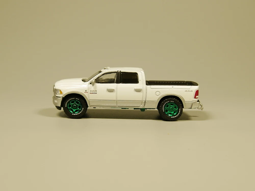 Зеленый свет 1: 64 Ram 2500 Big Hom литой модельный автомобиль(зеленая машина