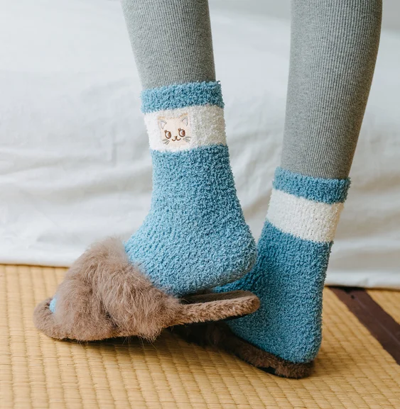 1 пара, милые мягкие однотонные женские Пушистые Носки ярких цветов коралловые бархатные зимние теплые домашние носки-тапочки для девочек, махровые Пушистые Носки