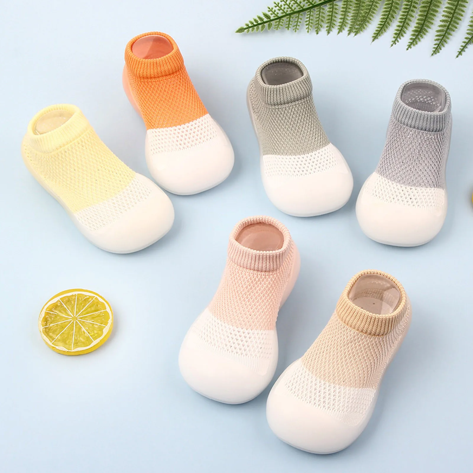 Calcetines cálidos con dibujos animados para bebés, calzado antideslizante con suela de goma para primeros pasos, botines para recién nacidos