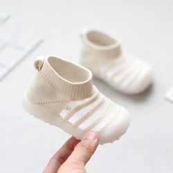 Zapatos de primavera para niña pequeña, zapatillas rosas de malla transpirable, sandalias transparentes de suela suave para niño, zapatos de playa para bebé