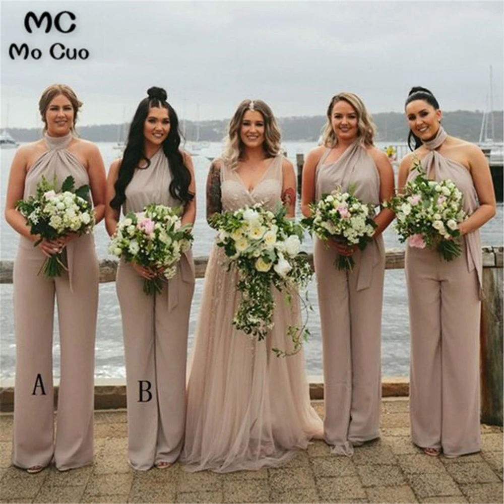 Robe mi longue imprimé à fleurs à dos nu. 45,00 € 22,50 €. Robe demoiselle d'honneur mi longue à dentelle et volants. 45,00 € 22,50 €. Robe longue plissée à volants. 58,00 € 32,00 €. Robe mi longue à paillettes et manches chauve-souris. 75,00 € 37,50 €. Robe demoiselle d'honneur longue satinée et torsadée à dos nu.