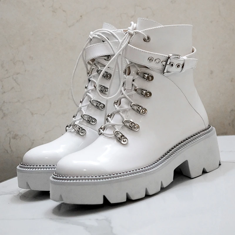 Женские лакированные ботинки Martens черные и белые короткие с боковой молнией