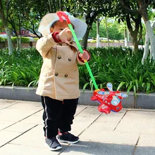 Горячая ходунки ручной толчок детская игрушка будет язык кольцо вращающийся пропеллер