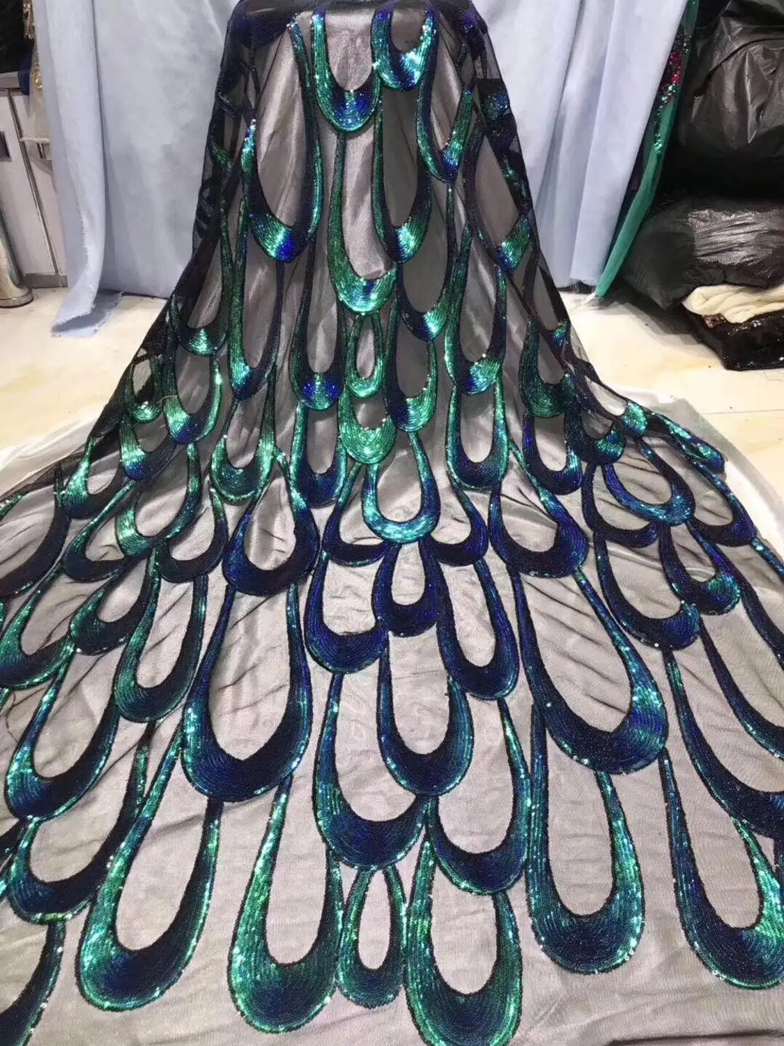 

New beautiful High Quality 2019 Nigerian French sequins Lace Fabric Luxury embroidered Net Lace fabric Emerald green LL201971123