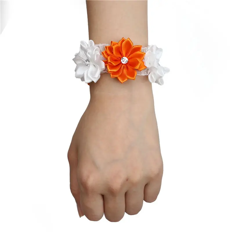 white orange 6 шт./лот белый красный цветок на запястье атласная роза невесты бутоньерка на запястье для подружки невесты браслет свадебные руки Выпускной аксессуары SW0678-Z - Цвет: white orange