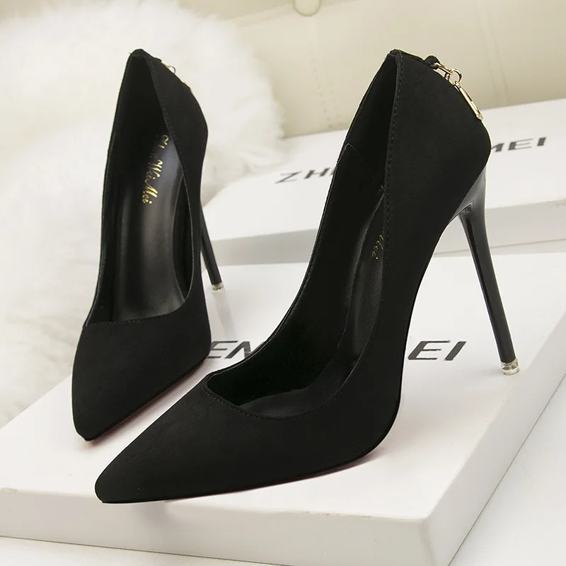 Туфли-лодочки на каблуке 11 см; модные простые и детальные замшевые туфли на высоком каблуке с закрытым острым носком и d-образной пуговицей; пикантная женская обувь - Цвет: Черный