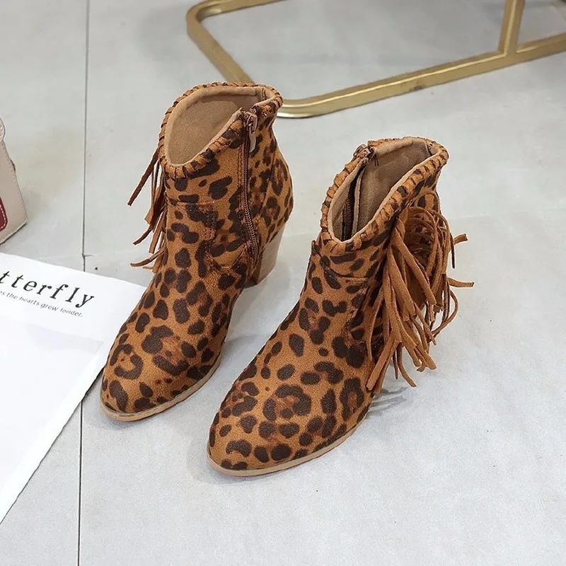 

2019 Big Size short boots with Winter boots Fashion in the new age season short tube single Soft boots for women's shoes O11-61