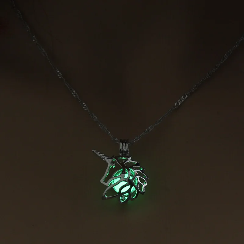 Светящиеся бабочки женщин кулон ожерелье милые светящиеся каменные подвесные украшения светящийся камень женщин ожерелье - Окраска металла: Green
