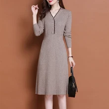 Dzianinowa sukienka z długim rękawem damska 2021 wąska obcisła jesień koreański elegancki jesienno-zimowy guzik V Neck sweter Midi sukienka plisowana 130