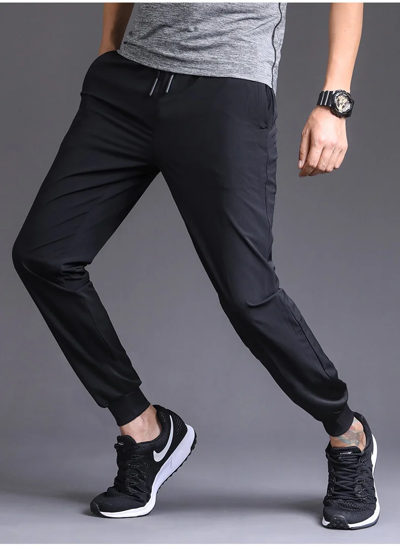 Худая девушка в больших штанах. Девочка держит на себе штаны. Чел в больших штанах. Женщина держит штаны. Девушка держит большие штаны в руках.