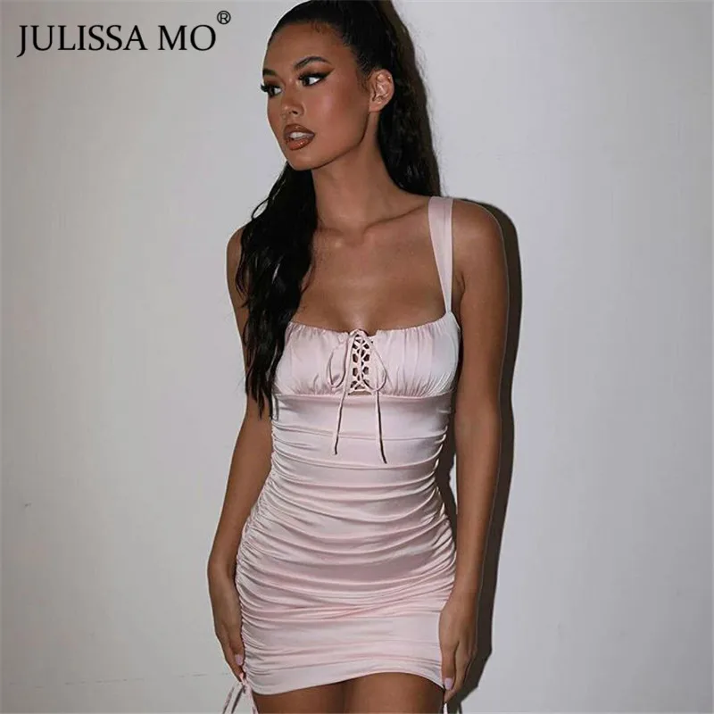 Женское атласное мини-платье JULISSA MO с рюшами и открытой спиной летнее розовое