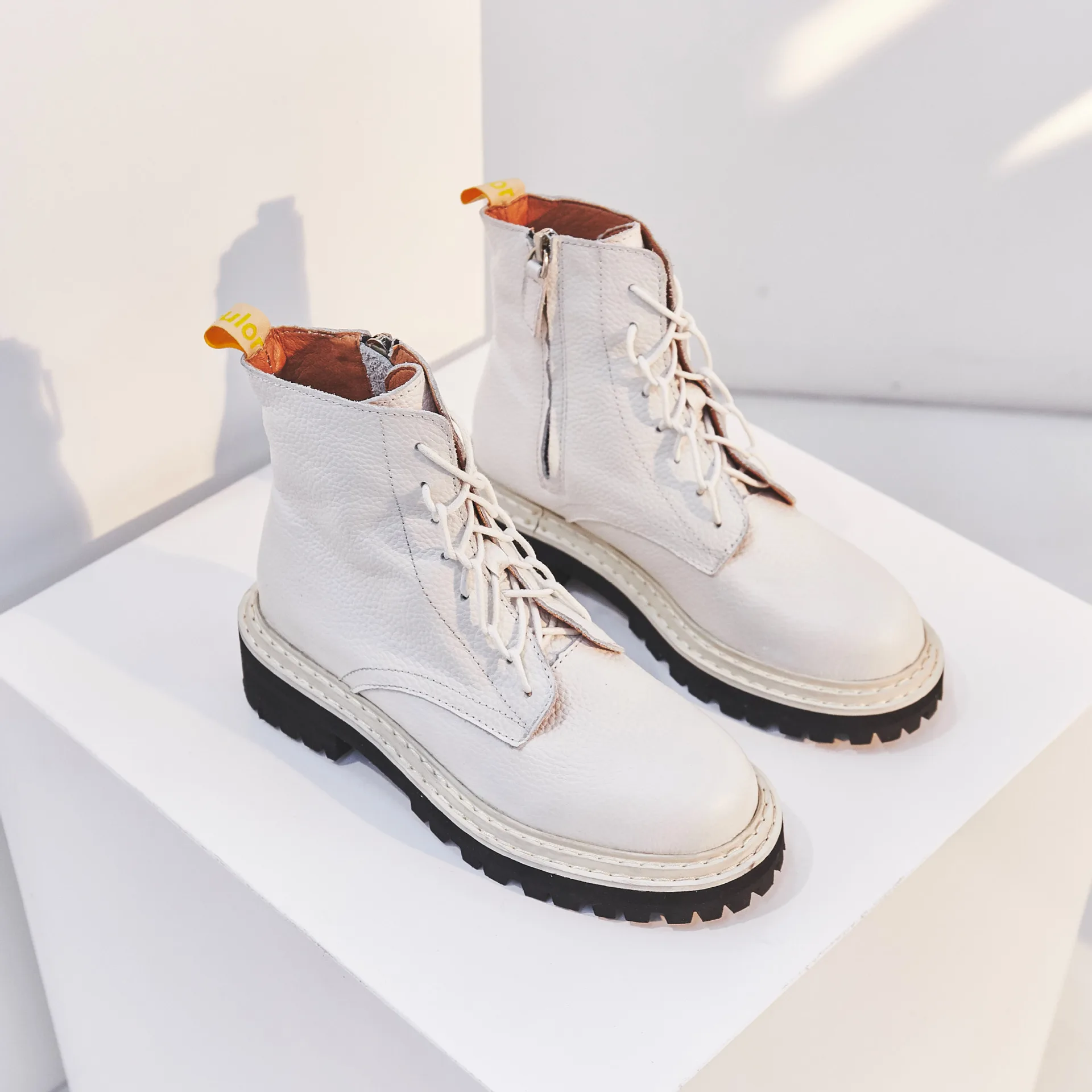 Botas mujer/ г. Повседневная обувь женские Ботинки martin модные брендовые женские ботинки из натуральной кожи ботинки белого цвета с перекрестной шнуровкой