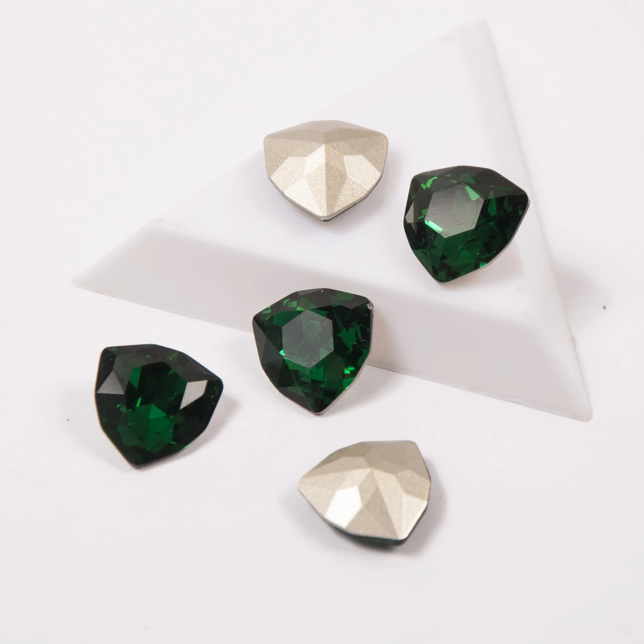 

4706 Super Beauty Emerald Top Quality Glass Crystal Strass Pointback Nail on Rhinestones For Nails Art Jewelry Decoration