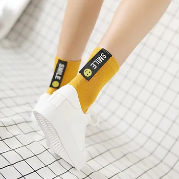 

2019 Pug Sokken Korean Version Of Autumn And Winter New Solid Color Calibration Socks 200 Needles Smiley Face Label Ladies Tube