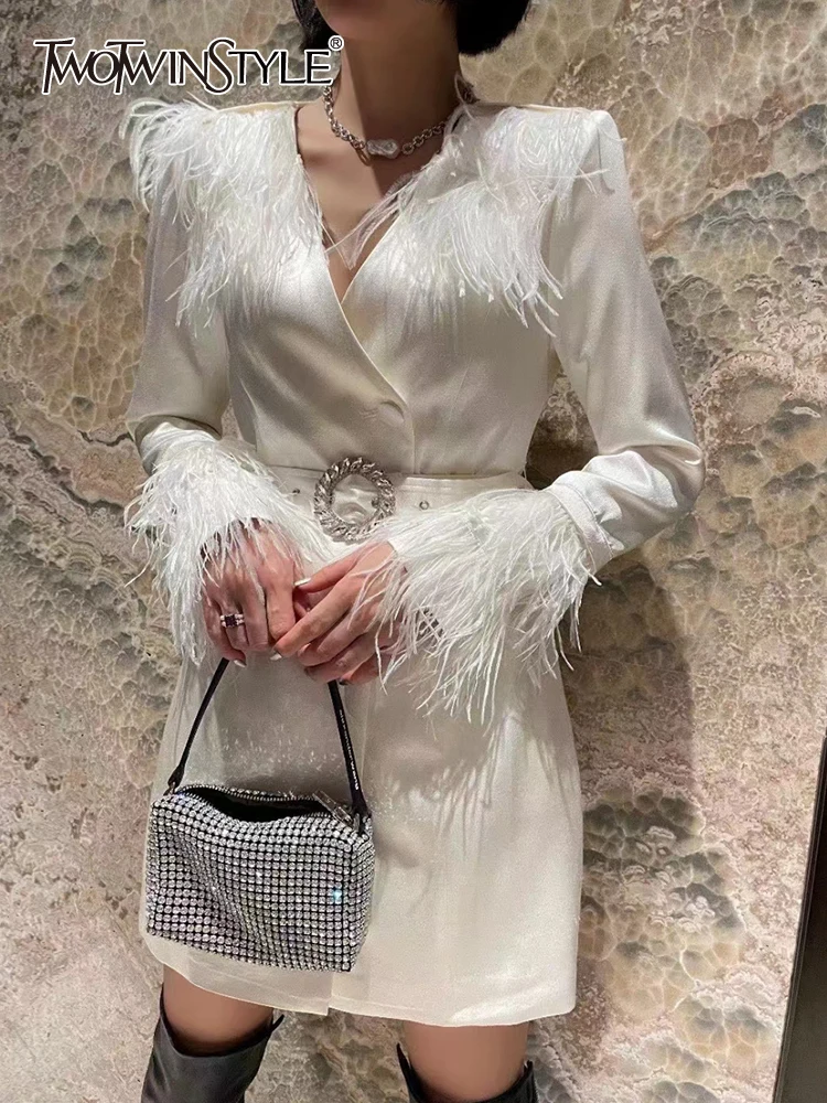 

Женская повседневная меховая куртка TWOTWINSTYLE, однотонная короткая куртка с v-образным вырезом и длинным рукавом, корейская модная одежда